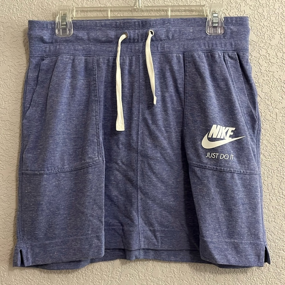 Nike women’s medium purple heather skirt.